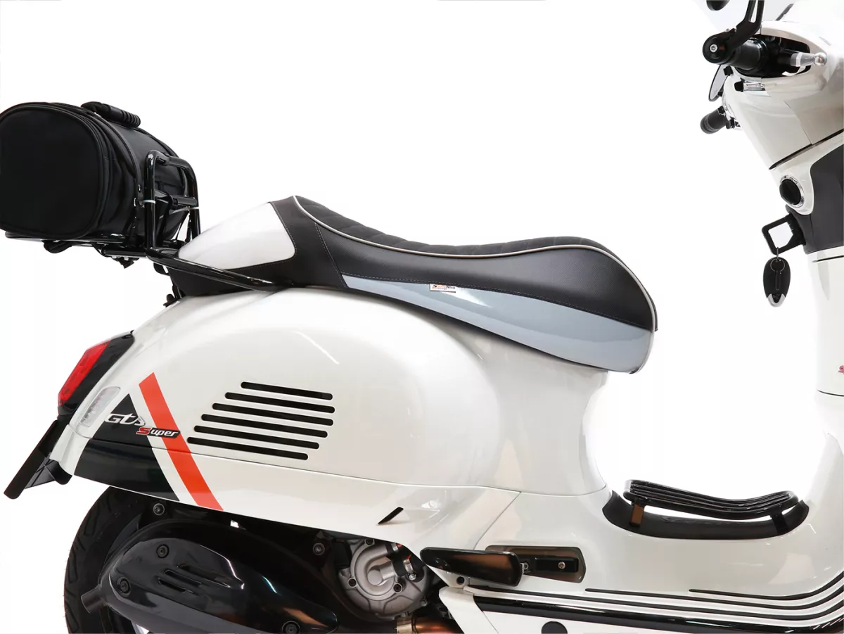 Zitbank -NISA sportzitbank- Vespa GTS 125 (ZAPM313), Vespa GTS 250 (ZAPM451), GTS 125 i.e. Super (ZAPM453), Vespa GTS 300 i.e. Super (ZAPM452) - (-2014) - Zwart (type alcantara) / wit-grijs gefolieerd