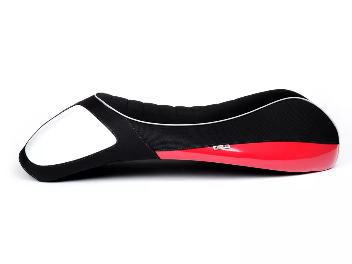 Selle -NISA sportif- Vespa GTS 125 (ZAPM313), Vespa GTS 250 (ZAPM451), GTS 125 i.e. Super (ZAPM453), Vespa GTS 300 i.e. Super (ZAPM452) - (-2014) - Noir (type alcantara) / rouge déjoué