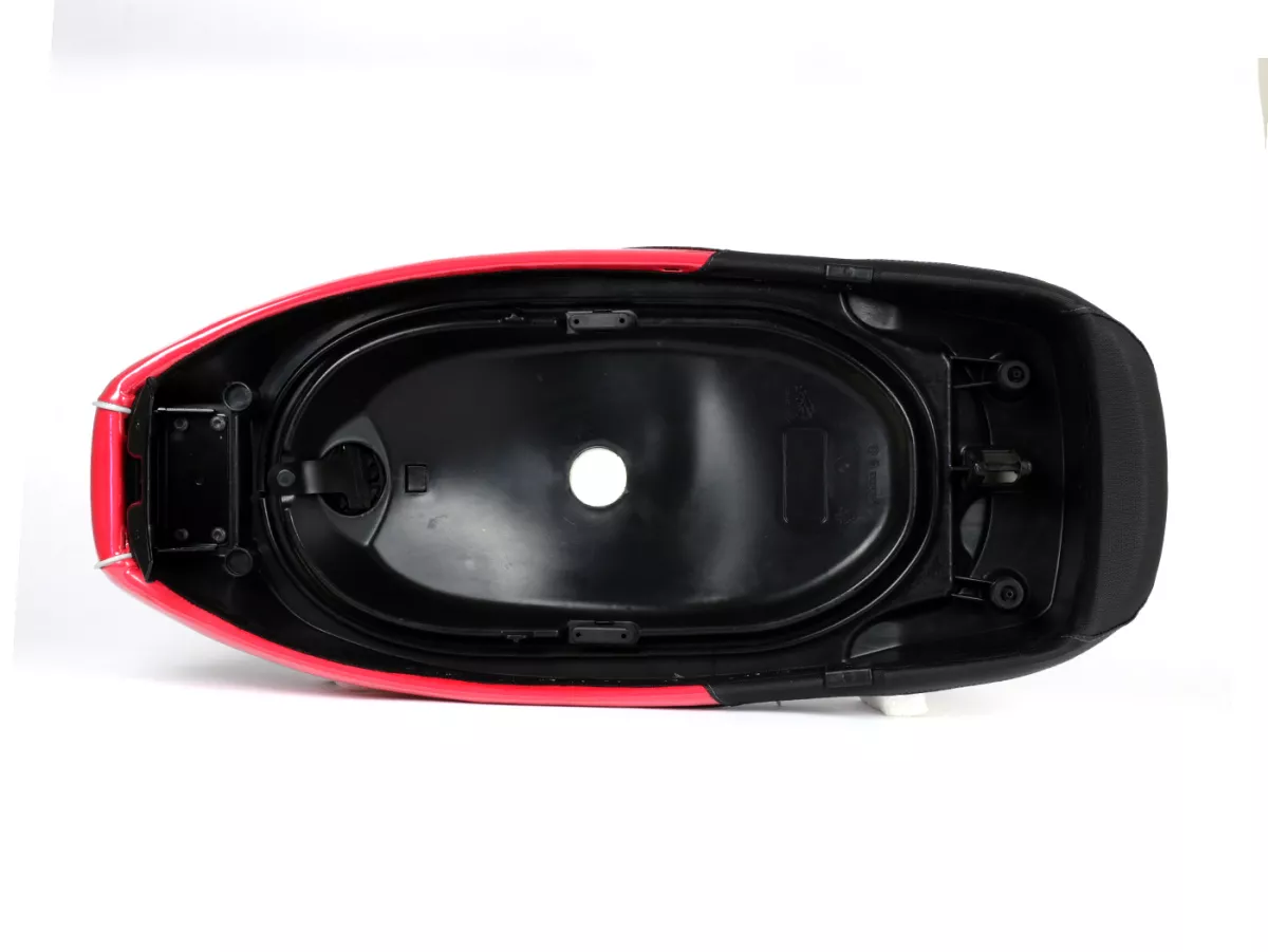 Selle -NISA sportif- Vespa GTS 125 (ZAPM313), Vespa GTS 250 (ZAPM451), GTS 125 i.e. Super (ZAPM453), Vespa GTS 300 i.e. Super (ZAPM452) - (-2014) - Noir (type alcantara) / rouge déjoué