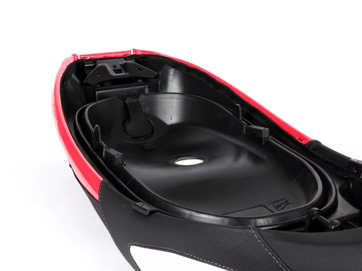 Selle -NISA sportif- Vespa GTS 125 (ZAPM313), Vespa GTS 250 (ZAPM451), GTS 125 i.e. Super (ZAPM453), Vespa GTS 300 i.e. Super (ZAPM452) - (-2014) - Noir (type alcantara) / rouge déjoué