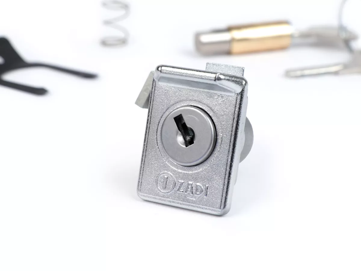Set di serrature -QUALITÀ OEM, 38,5x4mm- Vespa PX (-1984), V50 Special (da V5A2 a 3T), GT125 (VNL2T, da 62685), GTR125 (VNL2T), TS (VNL3T), PV125 (VMA2T, da 028960), ET3 (VMB1T), Super 150 (VBC1T) - 2 pezzi