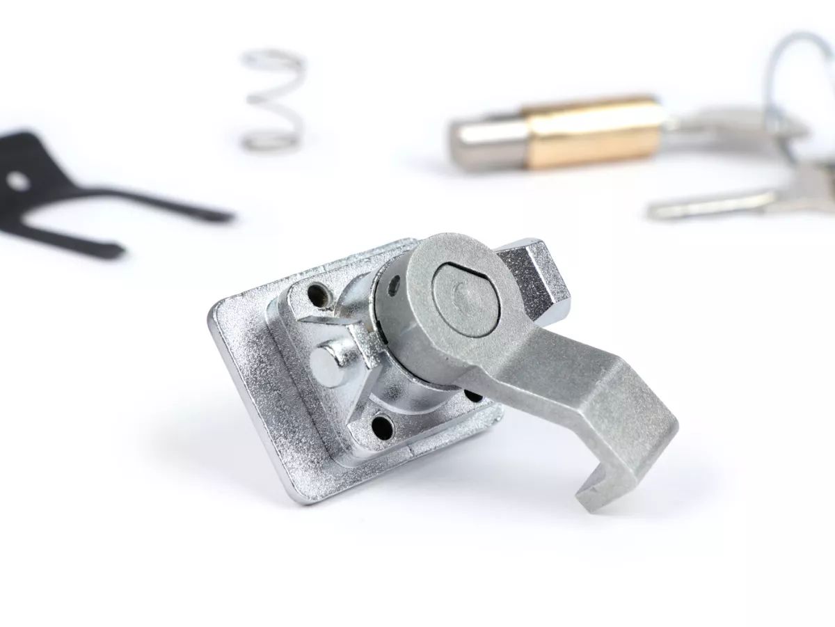 Set di serrature -QUALITÀ OEM, 38,5x4mm- Vespa PX (-1984), V50 Special (da V5A2 a 3T), GT125 (VNL2T, da 62685), GTR125 (VNL2T), TS (VNL3T), PV125 (VMA2T, da 028960), ET3 (VMB1T), Super 150 (VBC1T) - 2 pezzi