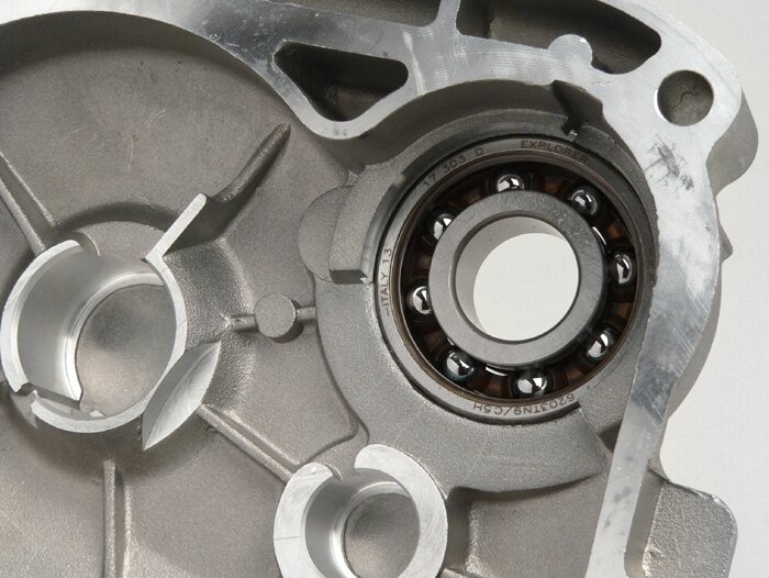 Tapa de la caja de cambios -PIAGGIO- Vespa ET2 50 (ZAPC12000, ZAPC16000, ZAPC38100), Vespa ET4 50 50 (ZAPC26000, ZAPC26100), Vespa LX 50 (ZAPC38101, ZAPC38104, ZAPC38300, ZAPC38400, ZAPC38700, ZAPC38900), Vespa LXV 50 (ZAPC38102, ZAPC38902), Vespa Primave