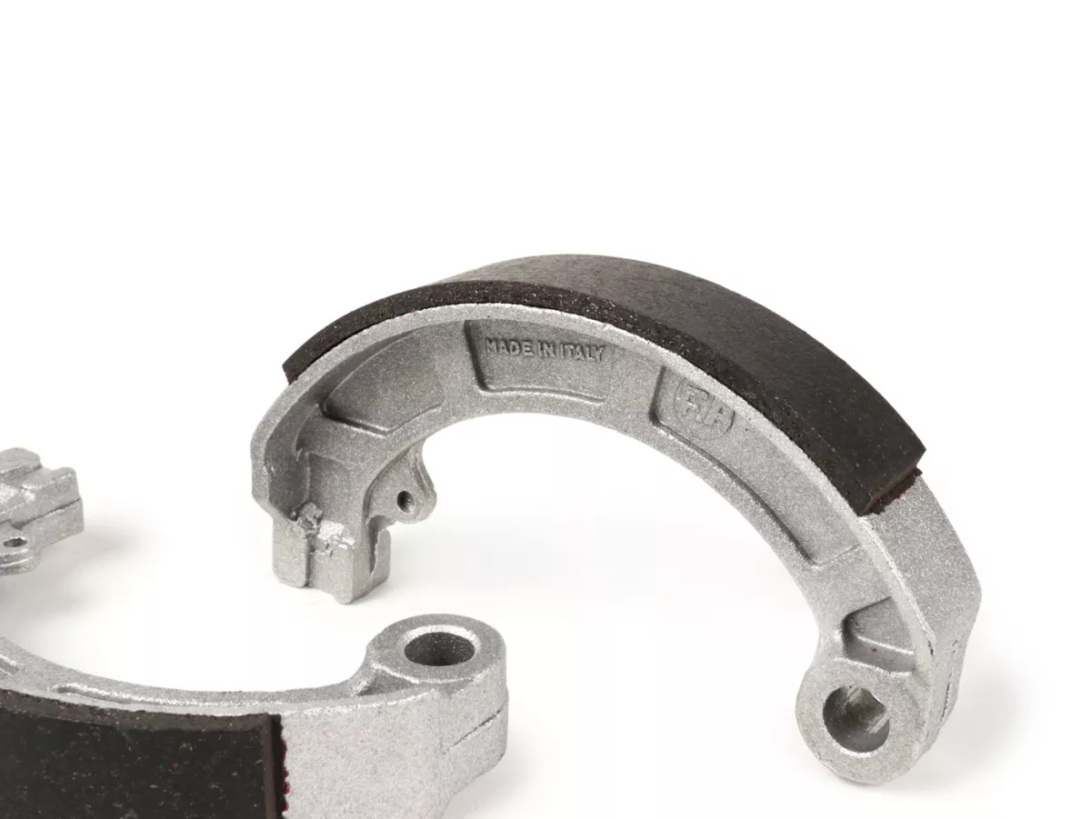 Mâchoires de frein -FA ITALIA Ø=150x24mm- VESPA PX (av./ar.), PK (av./ar.), T5 125cc (av./ar.), Rally180 (VSD1T), Rally200 (VSE1T) (ar.), Sprint (ar.), TS125 (VNL3T) (ar.), GT125 (VNL2T) (ar.), GTR125 (VNL2T) (ar.), GL150 (VLA1T) (ar.), SS180 (ar.), GS160