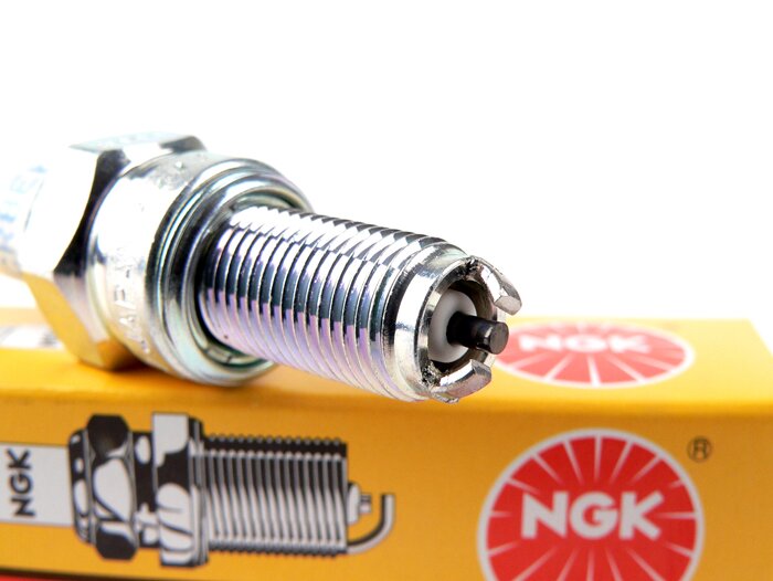 Bujía de encendido -NGK CR EKB- CR8EKB - Vespa GTS 300 (ZAPM45200, ZAPM45202, ZAPMA3300), Vespa GTS Super 125 (ZAPM45300, ZAPM45301), Vespa GTS Super 300 (ZAPM45200, ZAPM45202, ZAPMA3300), Vespa GTS Super Sport 125 (ZAPM45300), Vespa GTS Super Sport 300 (