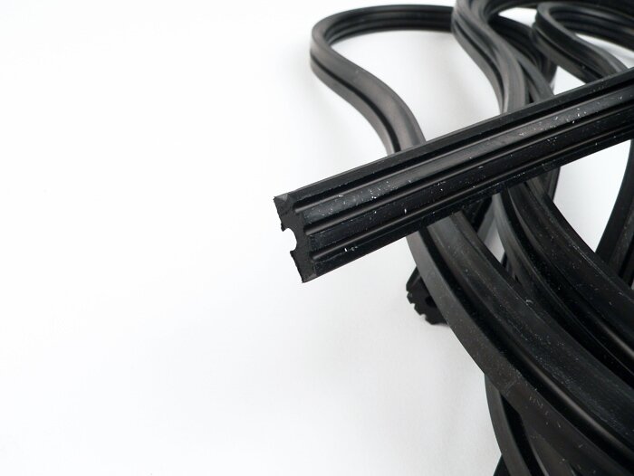 Loopvlakrubber -CIF , B=16mm- Vespa 98, Vespa Breedframe V1 tot V15, V30 tot V33, VM, VN, Vespa 150 VL, VB, VBA1T, VBB1T, GS150 / GS3 (VS1T tot VS5T), GL (VLA1T), GS160 / GS4 (VSB1T) - 4100mm