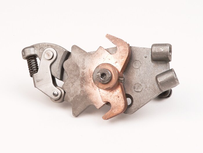 Tuas pemindah gigi -PIAGGIO 3-percepatan- model Vespa dengan pemindah gigi kabel hingga tahun 1957