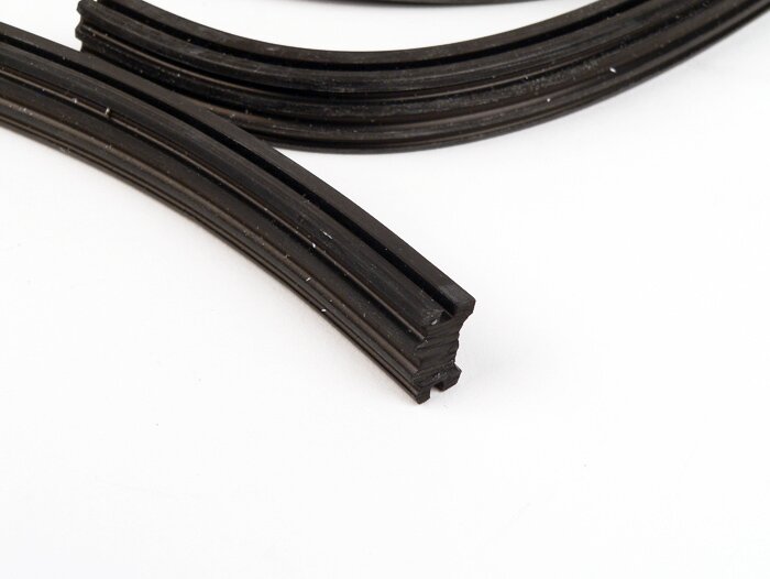 Rubberen loopvlakstrip -OEM KWALITEIT, B=14mm- Vespa Rally180 (VSD1T), Rally200 (VSE1T), Sprint150 (VLB1T), GT125 (VNL2T), GL150 (VLA1T), TS (VNL3T) - 3900mm