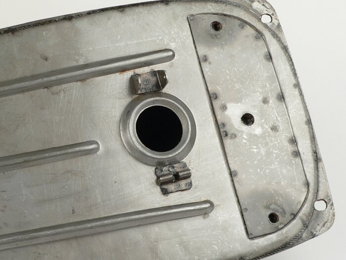 Réservoir -PREMIUM, tôle huilée- Vespa V50, V90, SS50, SS90, PV125, ET3 - avec écrou pour selle monoplace / fixation selle monoplace