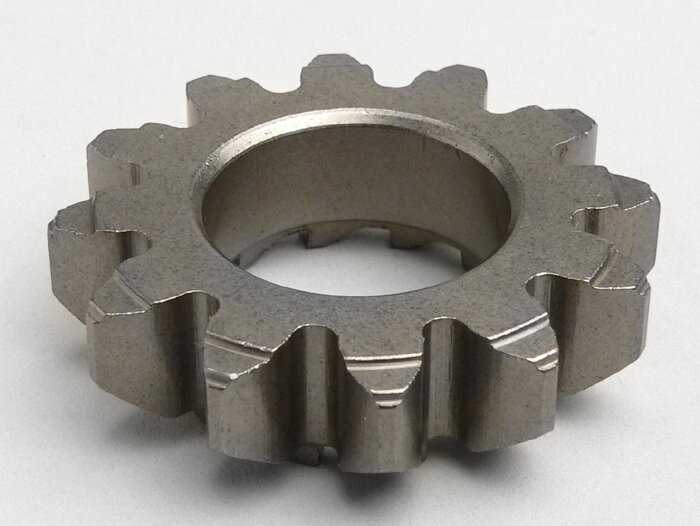 Pinion kickstarter -PIAGGIO- Vespa P 125X (hingga 146313), P 150X/E (hingga 264564), Sprint150 (VLB1T), GT125 (VNL2T), GTR125 (VNL2T), GL150 (VLA1T), GS160 / GS4 (VSB1T), SS180 (VSC1T) - gigi 12/12, Ø = 21.8mm