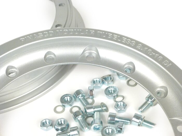 Jante -PINASCO, V2.0, sans chambre à air 2.10-10 pouces, aluminium, en deux parties- Vespa (type PX) - Vespa Smallframe V50, 50N, Special, PV, ET3, PK50-125 (S/XL/XL2), Largeframe PX, T5, Sprint, Rally, GT/GTR, LML Star, Deluxe - argenté