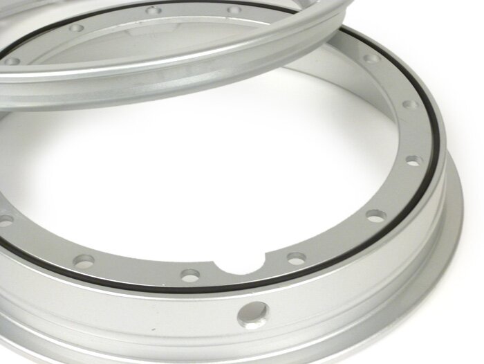 Jante -PINASCO, V2.0, sans chambre à air 2.10-10 pouces, aluminium, en deux parties- Vespa (type PX) - Vespa Smallframe V50, 50N, Special, PV, ET3, PK50-125 (S/XL/XL2), Largeframe PX, T5, Sprint, Rally, GT/GTR, LML Star, Deluxe - argenté