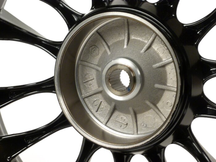 Pelek belakang -PIAGGIO 3.00-12 inci, Ø tromol rem = 110mm - 14 jari-jari - Vespa Sprint 50 (ZAPC53201) - pelek hitam/perak