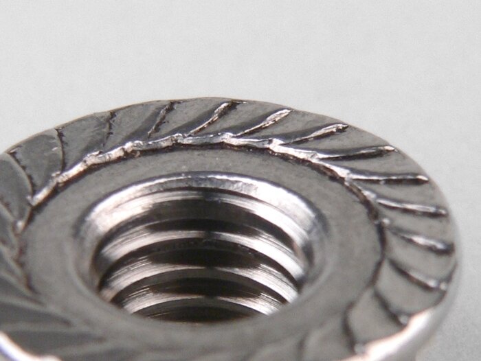 Tuerca con brida (diente de trinquete) -DIN 6923- M8 - acero inoxidable
