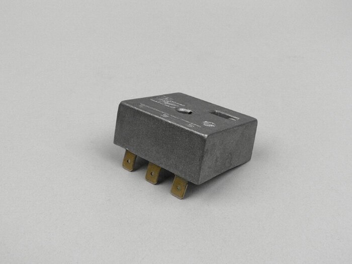Voltage regulator -3-plug (G-G-Ground)- universal - 120W