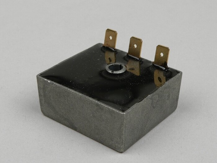 Voltage regulator -3-plug (G-G-Ground)- universal - 120W