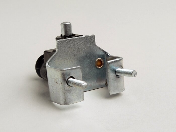 Sakelar lampu rem -LAMBRETTA 3-lubang- LI 150 (hingga tahun 1962), TV 175 (hingga tahun 1962)