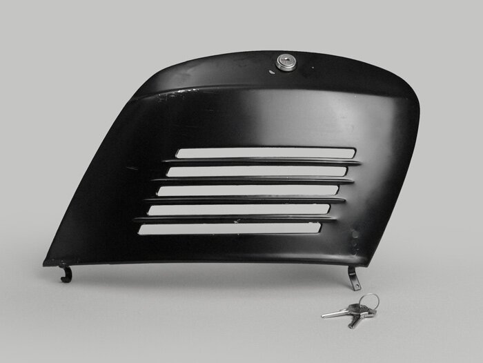 Zijflap rechts -OEM KWALITEIT- Vespa V50 (V5A1T vanaf nr. 92877), V50 S (V5SA1T vanaf nr. 15325), V90 (vanaf nr. 22234), SS50, SS90, PV125, ET3 - met slot
