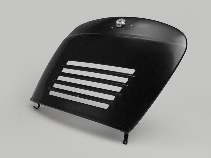 Zijflap rechts -OEM KWALITEIT- Vespa V50 (V5A1T vanaf nr. 92877), V50 S (V5SA1T vanaf nr. 15325), V90 (vanaf nr. 22234), SS50, SS90, PV125, ET3 - met slot