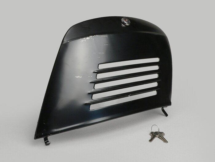 Zijflap rechts -OEM KWALITEIT- Vespa V50 (V5A1T vanaf nr. 92877), V50 S (V5SA1T vanaf nr. 15325), V90 (vanaf nr. 22234), SS50, SS90, PV125, ET3 - met slot
