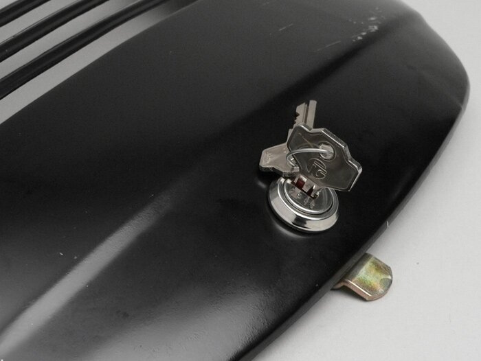 Zijflap rechts -OEM KWALITEIT- Vespa V50 (V5A1T vanaf nr. 92877), V50 S (V5SA1T vanaf nr. 15325), V90 (vanaf nr. 22234), SS50, SS90, PV125, ET3 - met slot