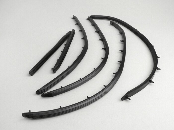 Loopvlakstrip set -OEM KWALITEIT, breedte=15mm- Vespa V50, V50N (1964-, V5A1T 36000-), V50R (1969-) - rubber (zonder aluminium strips)