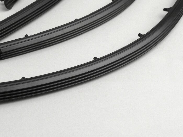 Loopvlakstrip set -OEM KWALITEIT, breedte=15mm- Vespa V50, V50N (1964-, V5A1T 36000-), V50R (1969-) - rubber (zonder aluminium strips)