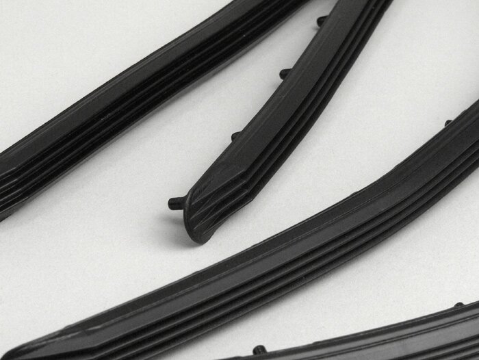 Loopvlakstrip set -OEM KWALITEIT, breedte=15mm- Vespa V50, V50N (1964-, V5A1T 36000-), V50R (1969-) - rubber (zonder aluminium strips)