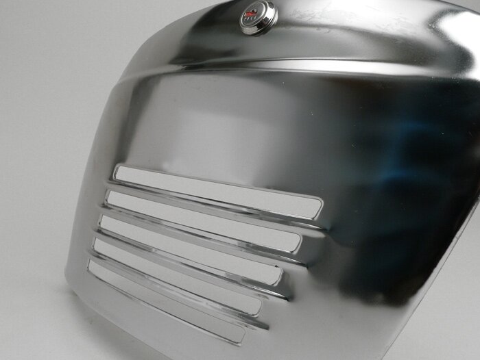 Side panel rhs -OEM QUALITY- Vespa V50 (V5A1T since No 92877), V50 S (V5SA1T since No 15325), V90 (since No 22234), SS50, SS90, PV125, ET3 - Chrome with lock