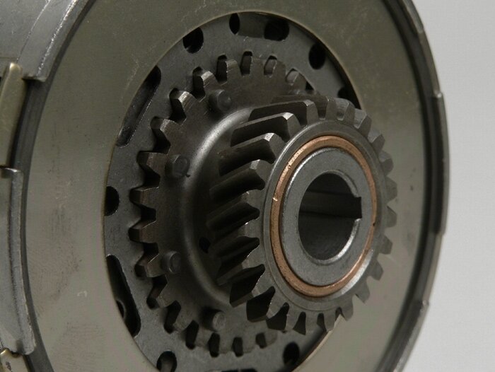 Embrayage -VESPA type 7 ressorts (Ø=115mm) - pour pignon élastique d’origine de 65 dents (dents hélicoïdales) - 4 disques d’embrayage garnis - 23 dents
