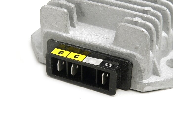 Regulador de tensión -CALIDAD OEM- 3 polos 12V (masa G-G)- Vespa PX (a partir de 1984), T5 125cc, PK XL, V50 (intermitentes 4 vías), Lambretta (e-encendido) - XS (90x55x30mm)