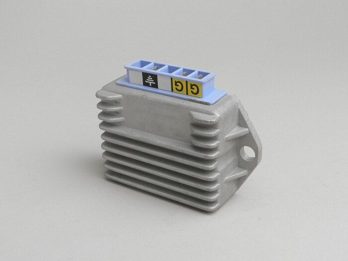 Regolatore di tensione -3 pin 12V (massa G-G) - Vespa PX (dal 1984), T5 125cc, PK XL, V50 (indicatori a 4 vie), Lambretta (accensione elettronica) - 96W