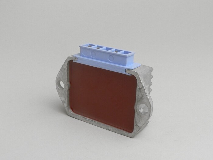 Regolatore di tensione -3 pin 12V (massa G-G) - Vespa PX (dal 1984), T5 125cc, PK XL, V50 (indicatori a 4 vie), Lambretta (accensione elettronica) - 96W