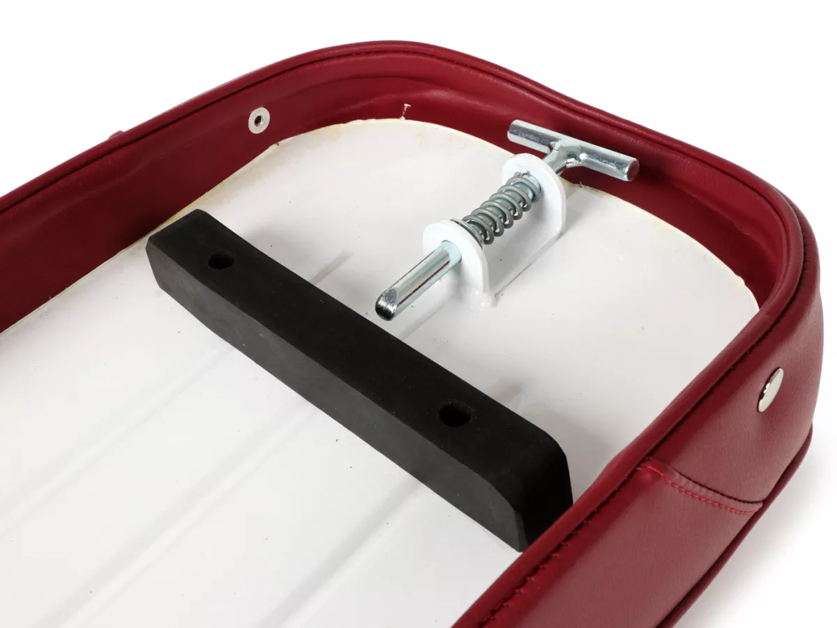 Zadel -BGM PRO Pegasus met schild en geklonken- Lambretta LI, LI S, SX, TV, DL, GP - rood
