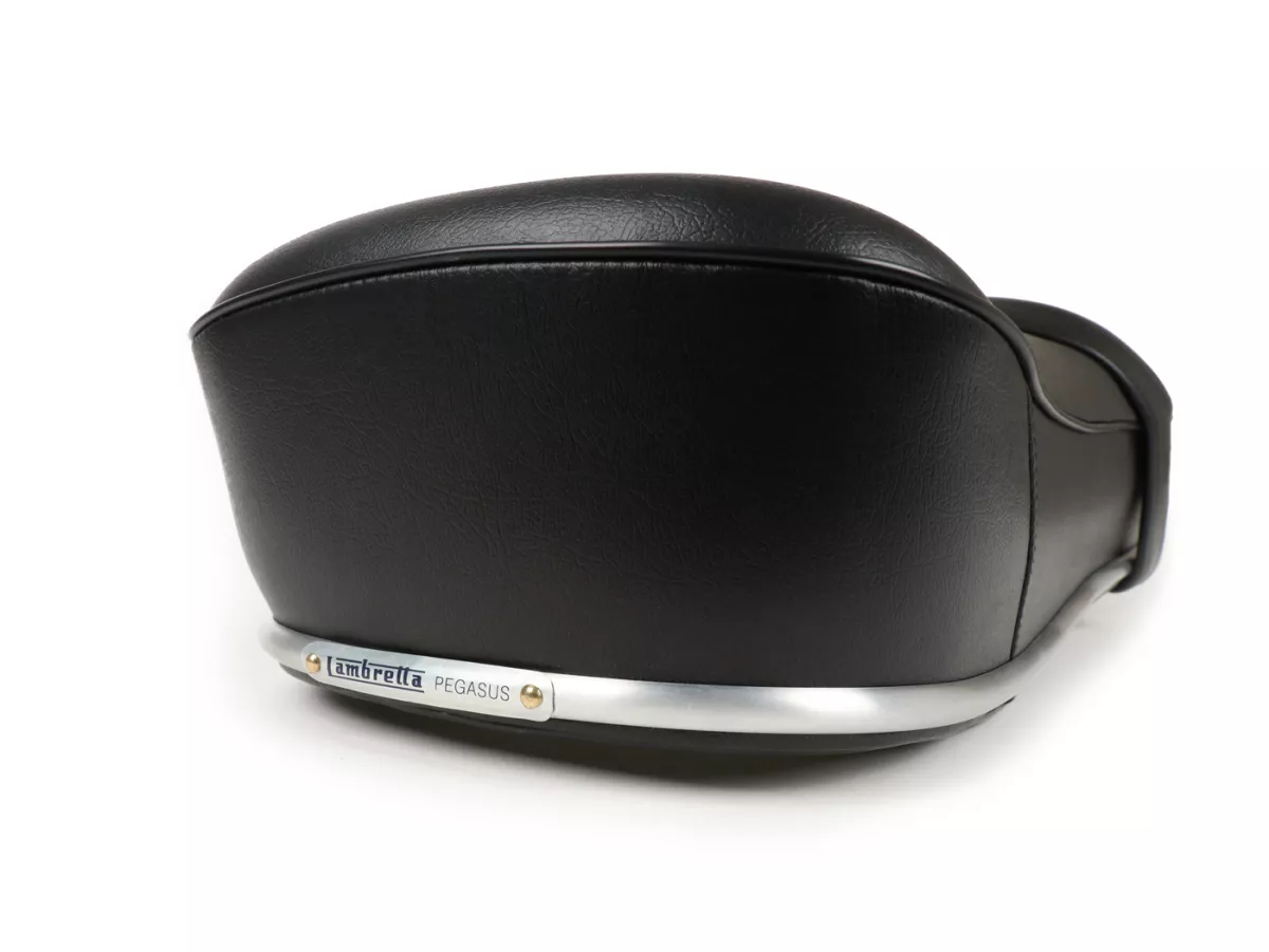Zadel -BGM PRO Pegasus met aluminium bekleding en afscherming- Lambretta LI, LI S, SX, TV, DL, GP - zwart