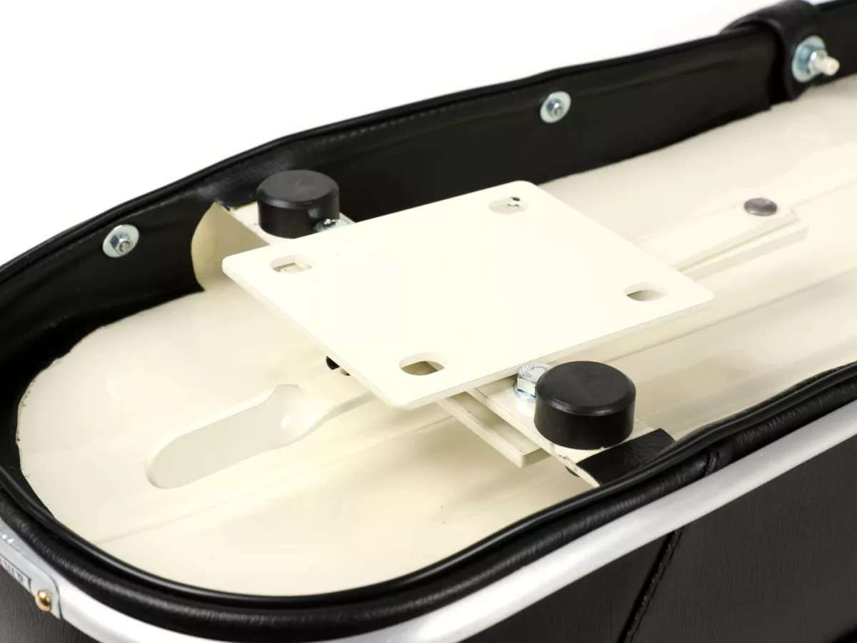 Zadel -BGM PRO Pegasus met aluminium bekleding en afscherming- Lambretta LI, LI S, SX, TV, DL, GP - zwart