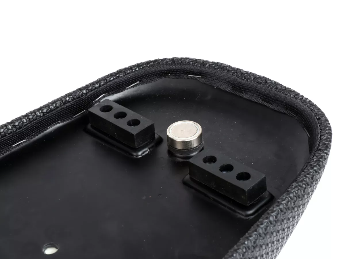 Zadel -BGM PRO Sport- Vespa Largeframe PX oud (-1983), Sprint, GT, GTR, Super, TS, GL, VNA, VBA, VNB, VBB, T4 - ook geschikt met platte tank type op Rally 180/200, GS160, SS180 - zonder slot - zwarte leidingen