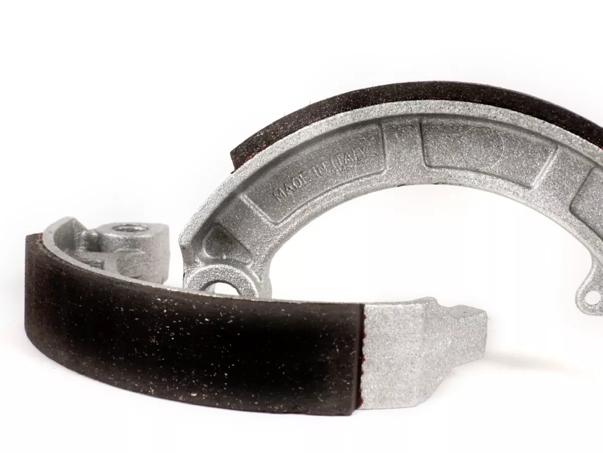 Mâchoires de frein -BGM PRO Ø=150x24mm- VESPA PX (av./ar.), PK (av./ar.), T5 125cc (av./ar.), Rally180 (VSD1T), Rally200 (VSE1T) (ar.), Sprint (ar.), TS125 (VNL3T) (ar.), GT125 (VNL2T) (ar.), GTR125 (VNL2T) (ar.), GL150 (VLA1T) (ar.), SS180 (ar.), GS160 (