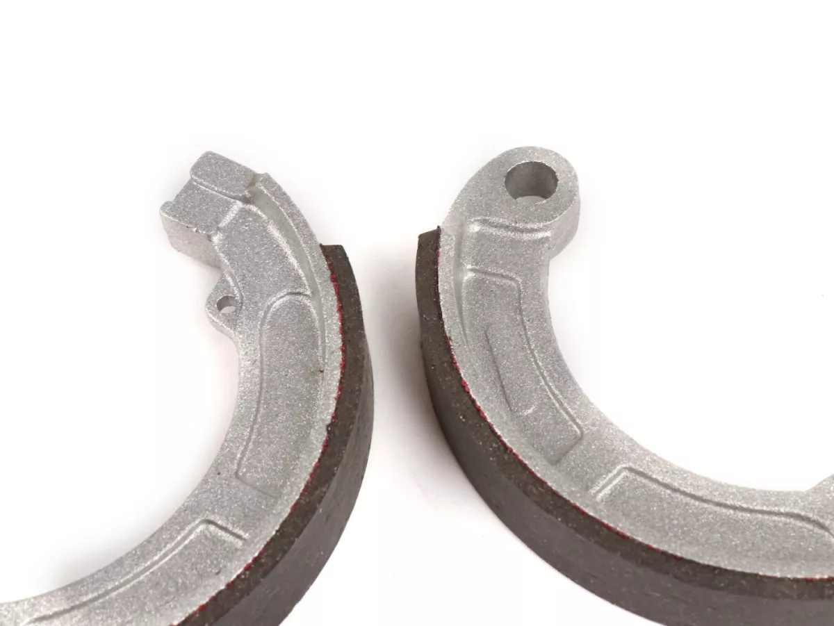 Zapatas de freno -BGM PRO Ø=135x20mm- VESPA V50 (h) llanta cerrada 4 agujeros (vehículos construidos 1963-1971) - 9 pulgadas + 10 pulgadas - Vespa 50 N (V5A1T), 50 L (V5A1T), 50 R (V5A1T), 50 S (V5SA1T), 50 Revival (V5R1T)