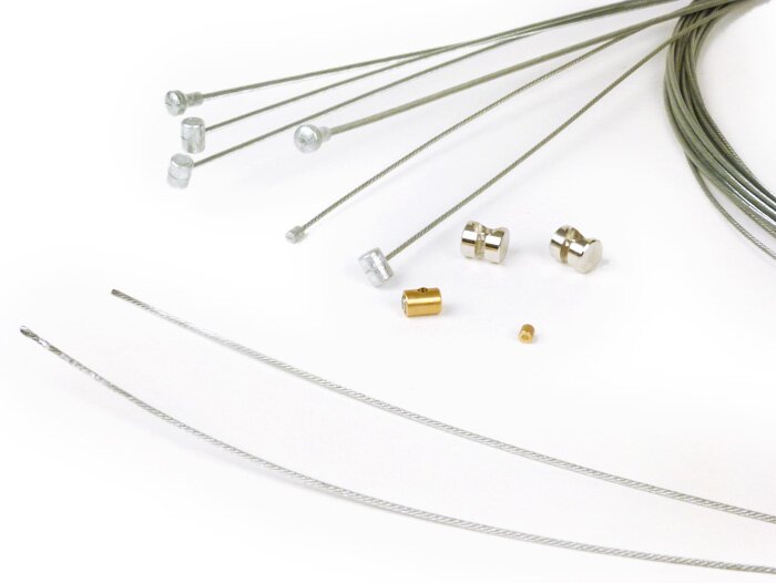 Kabel set universal di dalam -BGM ORIGINAL Vespa, Lambretta- 2x Ø = 1.9mm x 2100mm (nipple tipe pear, digunakan sebagai kabel kopling/kabel rem depan), 2x Ø = 1.6mm x 2100mm (nipple Ø = 5.5mm x 7mm, digunakan sebagai kabel shift), 1x Ø = 1.2mm x 2500mm (n