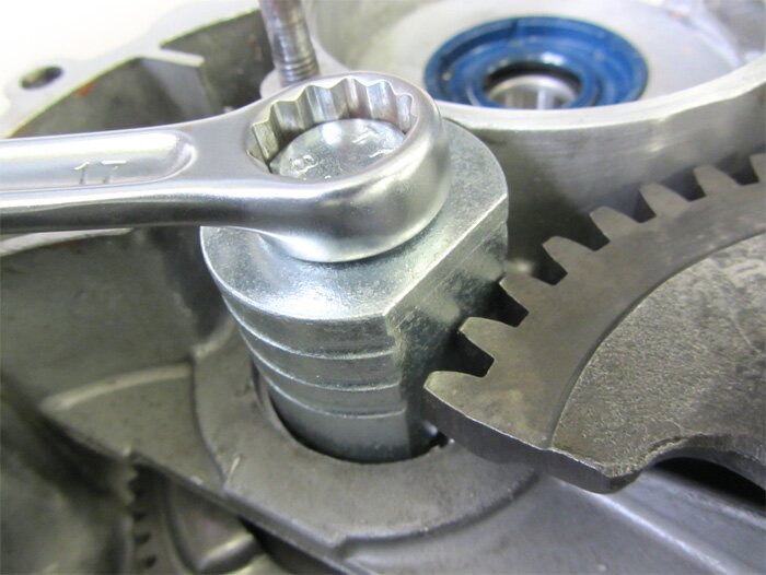 Attrezzo di ritrazione per primaria -BGM PRO (Made in Germany)- Vespa V50, SS50, SS90, V90, V100, PV125, ET3, PK S, PK XL