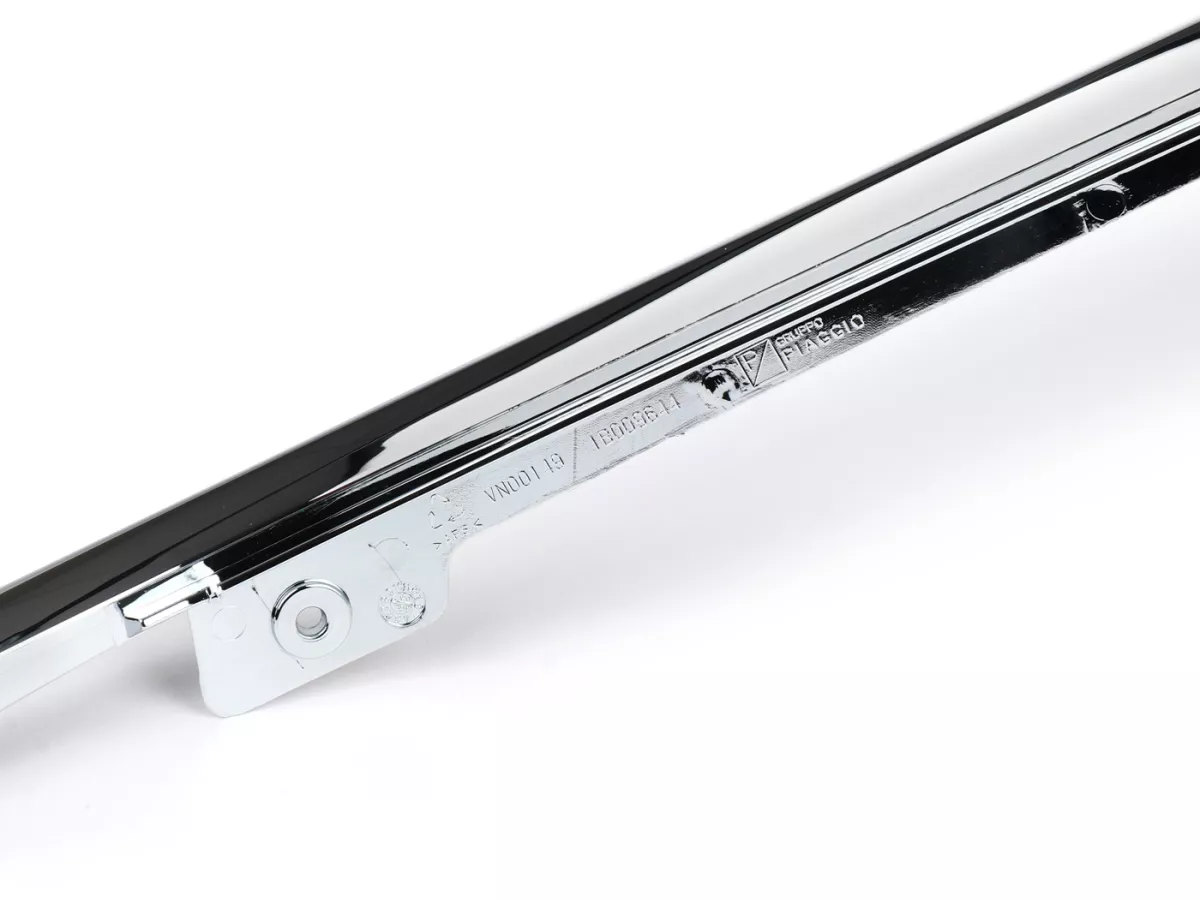 Leg shield beading lhs, chrome -PIAGGIO- Vespa GTS 125 (ZAPMD3202, ZAPMD3203), Vespa GTS 300 HPE (ZAPMD3103, ZAPMD3104)