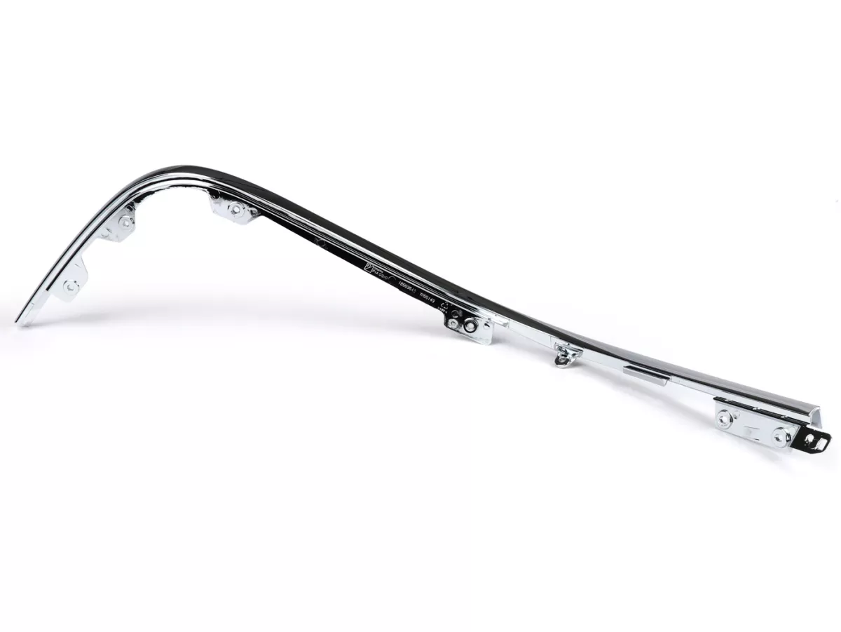 Entourage de tablier droit, chromé -PIAGGIO- Vespa GTS 125 (ZAPMD3202, ZAPMD3203), Vespa GTS 300 HPE (ZAPMD3103, ZAPMD3104)