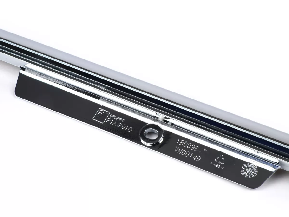 Floor board beading lhs, chrome -PIAGGIO- Vespa GTS 125 (ZAPMD3202, ZAPMD3203), Vespa GTS 300 HPE (ZAPMD3103, ZAPMD3104)