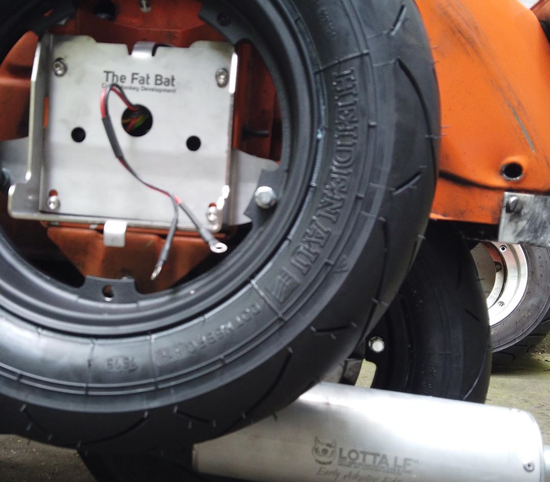 Reservhjulshållare - Batterihållare -CMD Fat Bat- Vespa PX, rostfritt stål