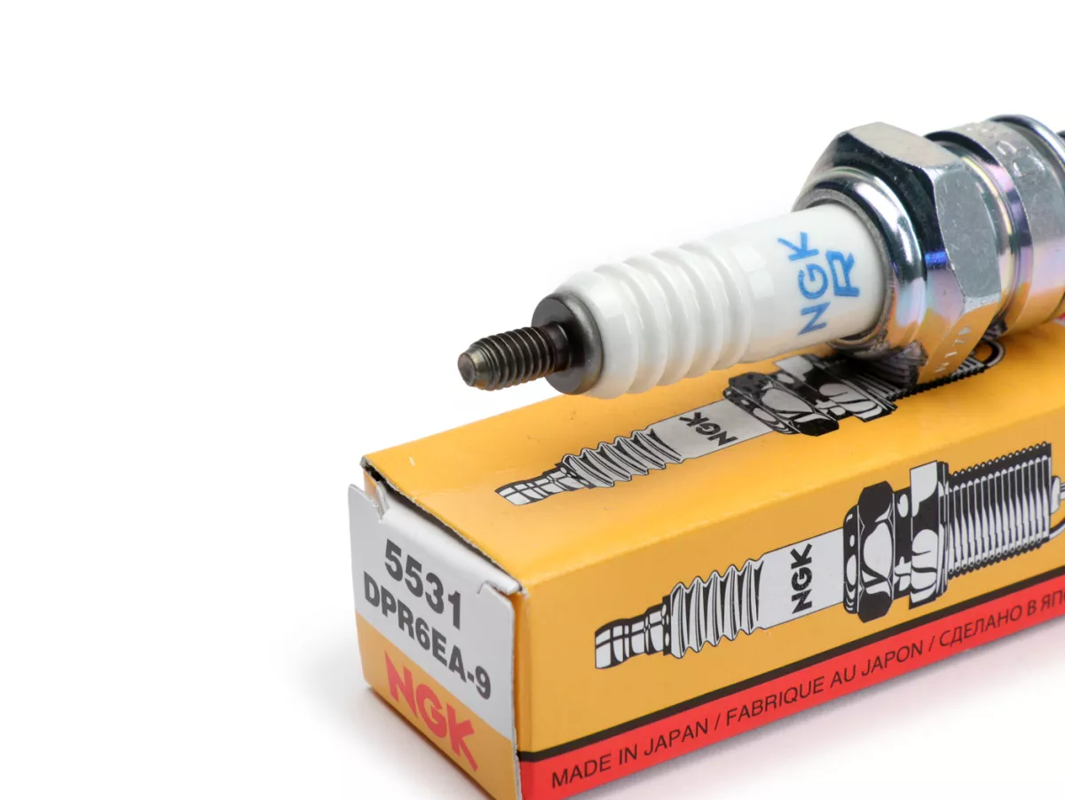 Busi -NGK DPR EA- DPR6EA-9 - PIAGGIO Hexagon GT 250 1998-2001 - (ZAPM1400), Beverly GT 250 2005 - (ZAPM28500), HONDA Helix 250 1986-1999 - (MF02), KYMCO Yager GT 125 1013-2016, Grand Dink 125 2013-2016, Xciting 250 2007-2008