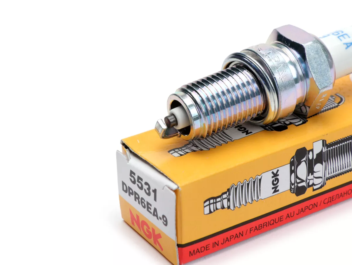 Busi -NGK DPR EA- DPR6EA-9 - PIAGGIO Hexagon GT 250 1998-2001 - (ZAPM1400), Beverly GT 250 2005 - (ZAPM28500), HONDA Helix 250 1986-1999 - (MF02), KYMCO Yager GT 125 1013-2016, Grand Dink 125 2013-2016, Xciting 250 2007-2008