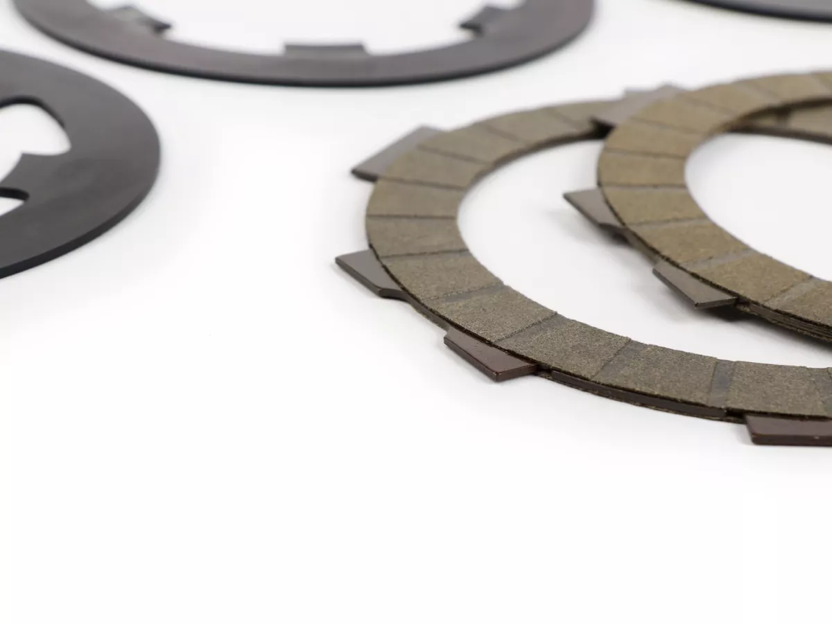 Kit disques d’embrayage garnis, disques lisses incl. -FABBRI RACING Circuit (plaquettes carbone + disques acier)- Vespa Smallframe V50, V90, SS50, SS90, PV125, ET3, PK50, PK80, PK50 S, PK80 S, PK125 S, PK50 XL, PK125 XL, ETS, PK50 HP, PK50 SS - 4 disques