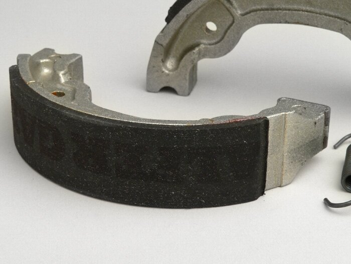 Brake shoes -GALFER Ø=138x28mm- YAMAHA Teos 125/150, Aerox 100, Neos 100, BWs 100, Majesty 125-150, Beluga 125, MBK Nitro 100, Ovetto 100, Booster 100, CPI Aragon 125, Generic Soho 125, XOR 125, Italjet Millenium 100-125