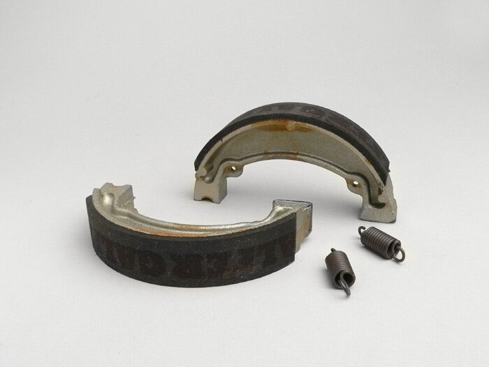 Brake shoes -FERODO Ø=130x25mm- KYMCO Movie 125cc 2001, Movie 150cc 2001, People 125cc 1999 (r), People 150cc 1999 (r), People 50cc 1999 (r), People S 125cc 1999 (r), People S 200cc 2004 (r), People S 50cc 1999 (r), Vivio 125cc 2001-2003, Yager 150cc 2001